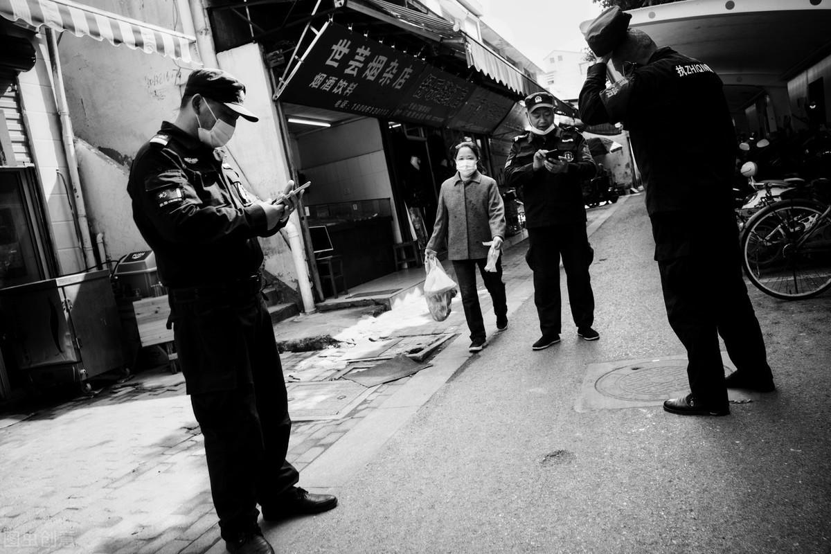以奉献为话题的作文800字初中习作(身边那些奉献的人)-电子课本网 以奉献为话题的作文800字初中习作(身边那些奉献的人)