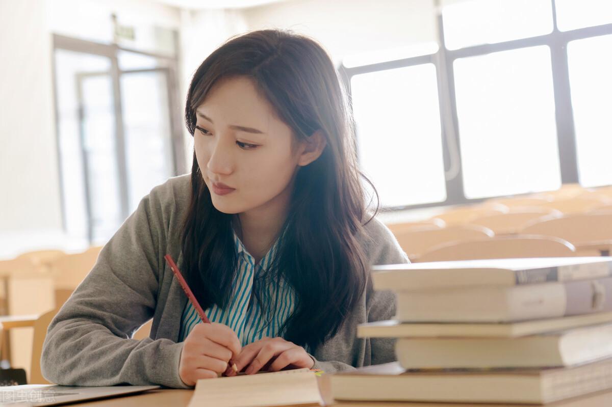 可敬的人800字作文《可敬的姑娘》